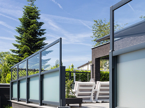 Betekenisvol toezicht houden op Lauw Glazen terrasschermen | Beschuit tegen weer en wind